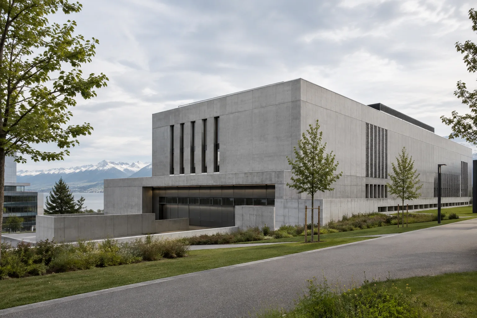 Vista arquitectónica de un edificio de hormigón destinado a centro de datos en el campus de Zürich