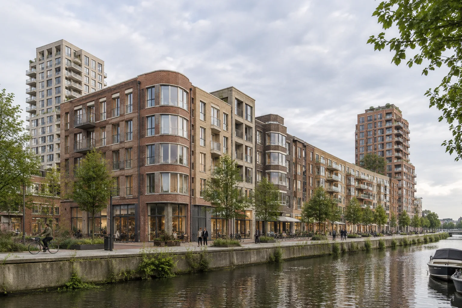 Long ensemble résidentiel mixte à Amsterdam, avec une façade en brique et une composition en plusieurs parties