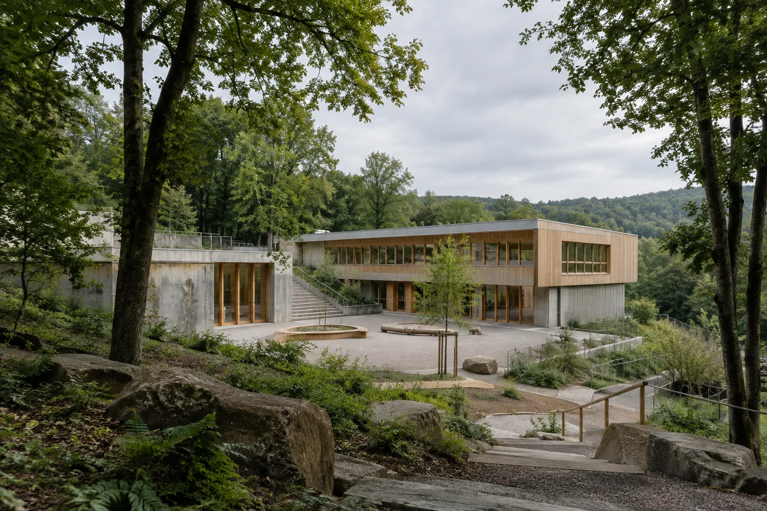 Zeitgemäßer Schulbau aus Holz und Beton an einem bewaldeten Hang