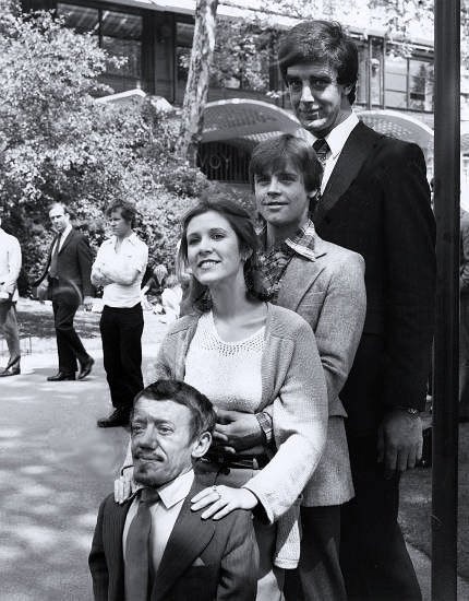 Kenny-Baker-R2-D2-Carrie-Fisher-Princess-Leia-Mark-Hamill-Luke-Skywalker-Peter-Mahew-Chewbacca-in-a-Star-Wars-behind-the-scene-photo